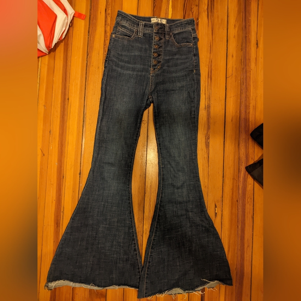 We The Free Extreme Flare Bootcut Raw Hem High Waisted Blue Jeans (25)